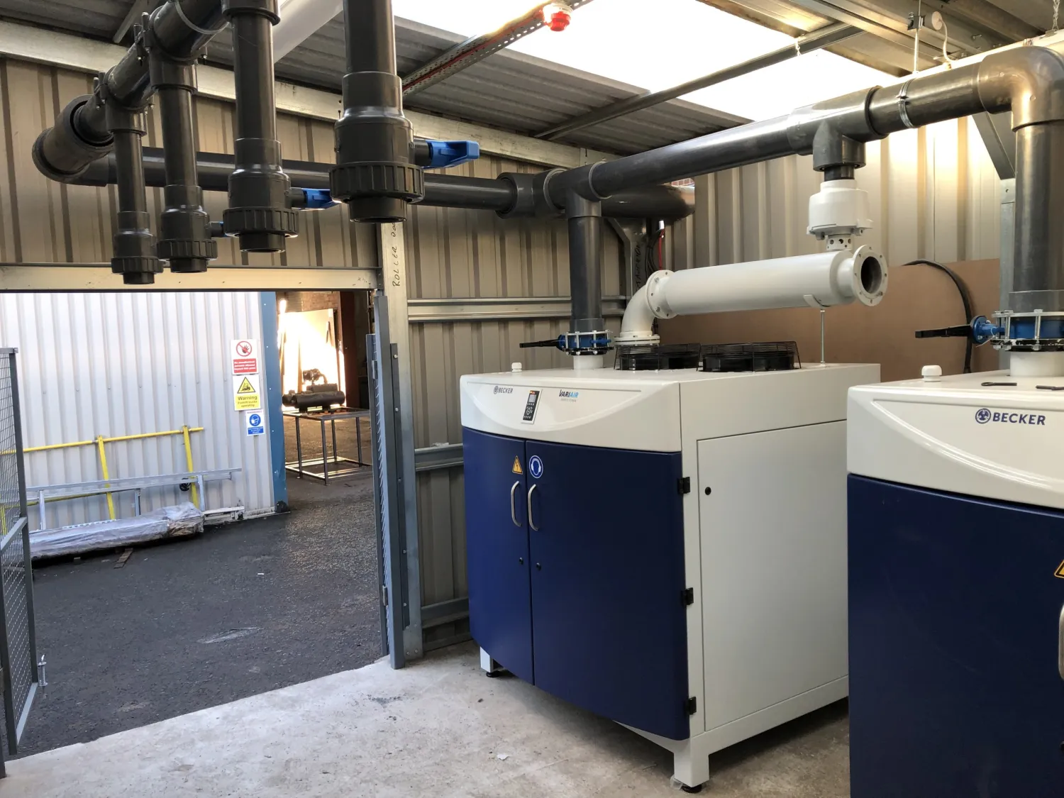 Central de vacío BECKER con equipos VADS, caso documentado en Integral Surface Designs