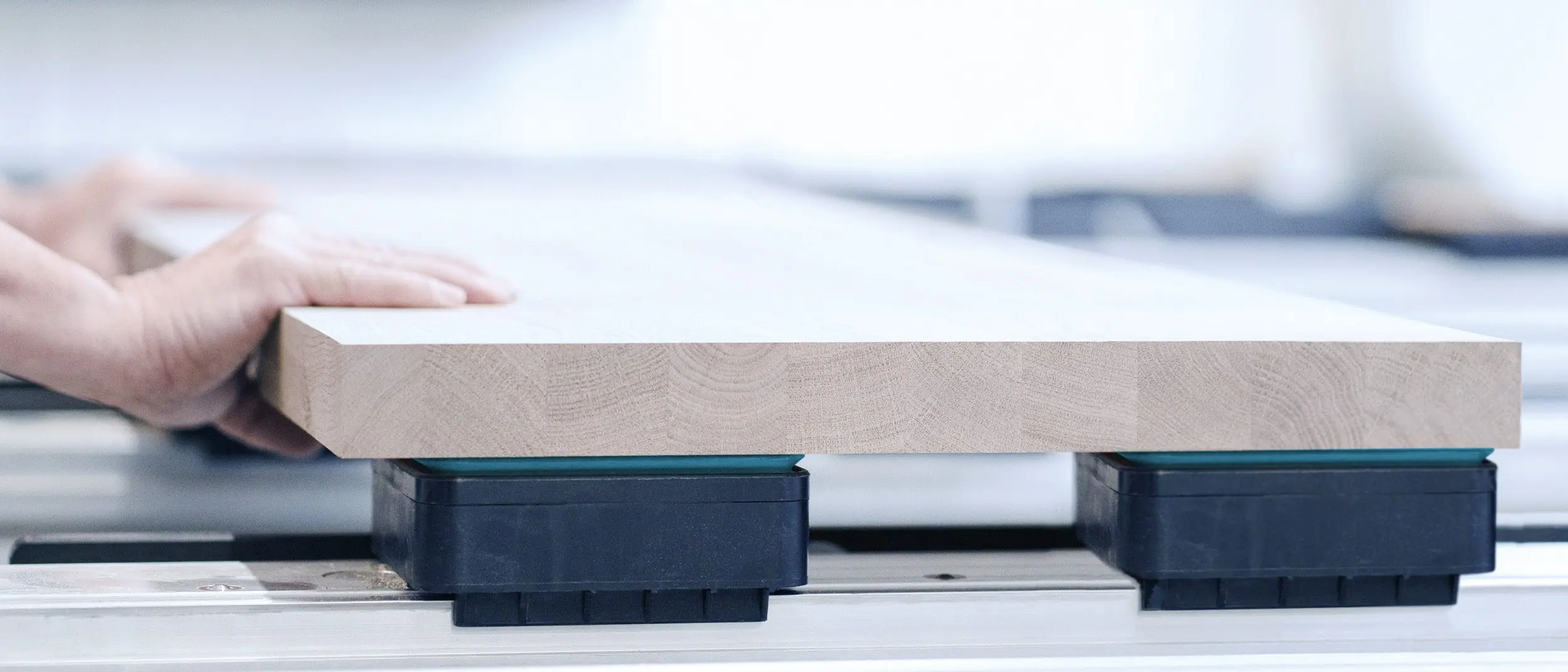 Sujeción por vacío de una pieza de madera sobre bloques de una máquina CNC